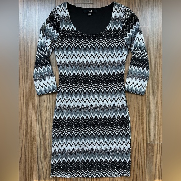 Lightweight sweater dress size small - Picture 3 of 11